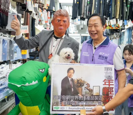 郭台銘掃夜市人氣旺！「川普」到場嗨喊Make Taiwan Great again　大讚是年輕人典範