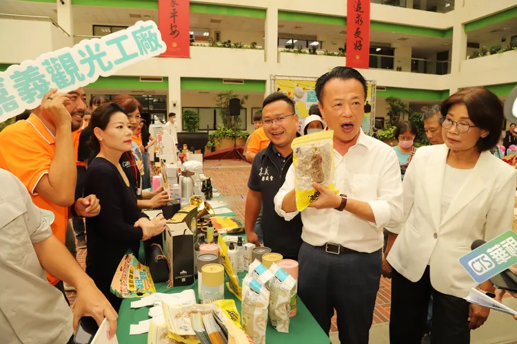 翁章梁擔任代言人，大力推薦必敗好物。縣府提供