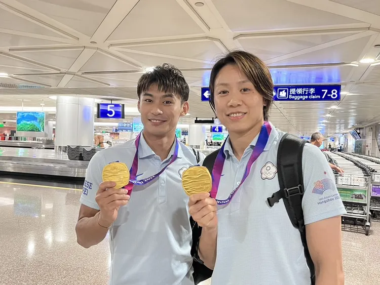 楊勇緯（左）在杭州亞運男子柔道60公斤級決賽奪下隊史首金，連珍羚在杭州亞運女子57公斤級為台灣奪
第2金，兩人29日晚間搭機返台。中央社