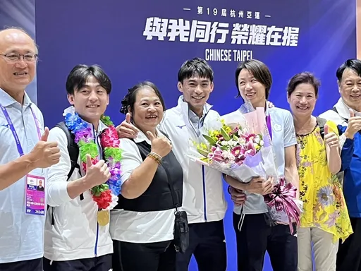 接机人群中找她身影!杨勇纬与妈相拥 感谢外界做后盾