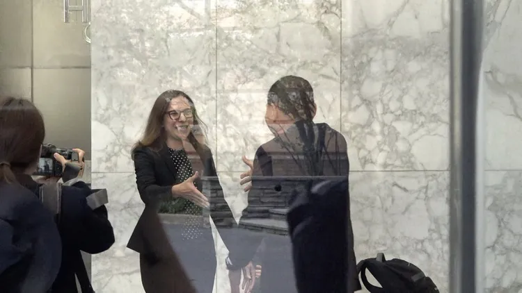 國民黨總統參選人侯友宜（右）18日拜會美國在台協 會（AIT）總部，AIT主席羅森柏格（左）親自至1樓 大廳迎接。 中央社