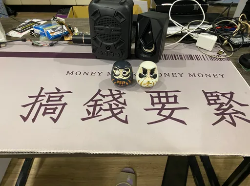 18歲情侶檔入戀愛詐團!立志「別再當窮鬼」 滑鼠墊印著「搞錢要緊」