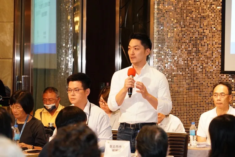 蔣萬安昨晚和基泰案重災戶開說明會。北市府提供