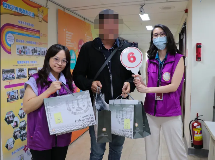 賴先生(中)標下5款名牌包。行政執行署新北分署提供