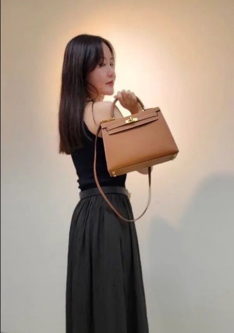 愛馬仕「凱莉包」以56萬元拍定。圖中人物為行政執行署人員。行政執行署新北分署提供