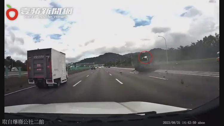 黑色轎車鄧姓男駕駛在車輛翻滾中被拋 出車外。翻攝自臉書「爆廢公社二館」