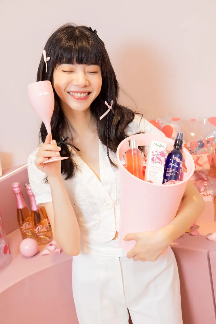 周年慶期間推出購買限定組合，就可獲得保加利亞玫瑰檸檬汽水、獨家訂製粉紅香檳酒杯與冰桶的活動。品牌提供