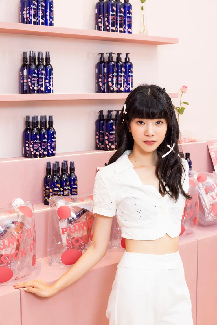 當今以品牌招牌有機花水裝飾的主牆面。品牌提供