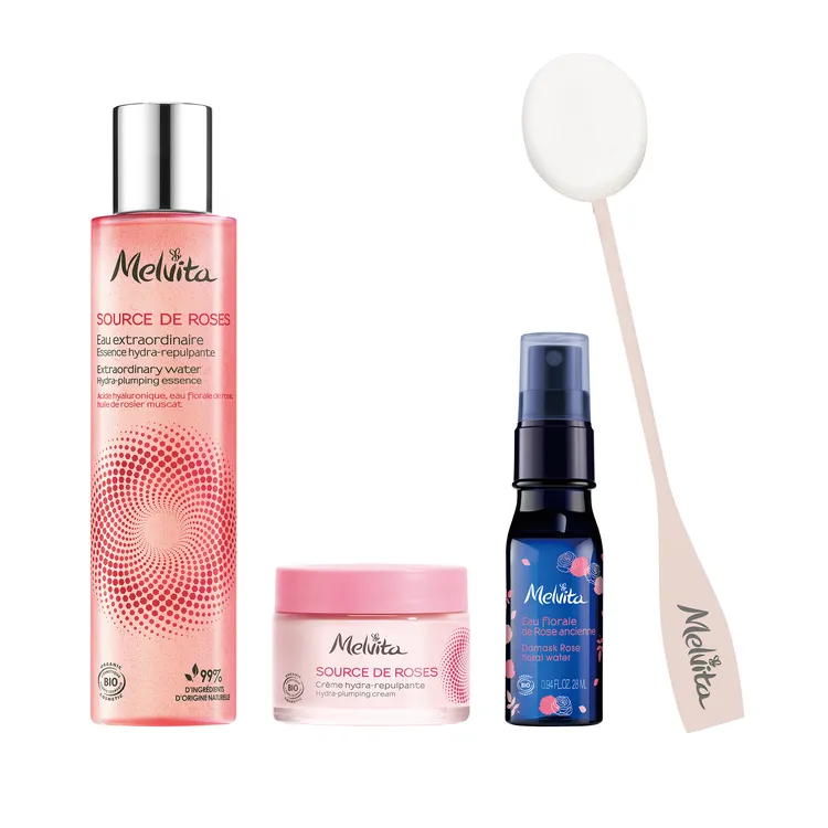 組合中擁有150ml王者玫瑰凝水彈力精萃露、50ml王者玫瑰凝水彈力霜、輕柔拍拍棉以及28ml玫瑰花萃，2580元。品牌提供