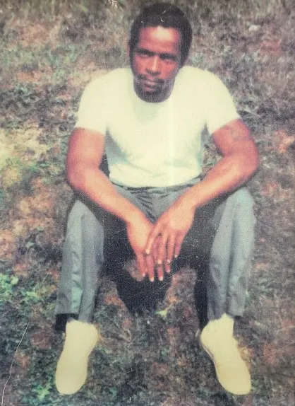 男子麥克衣著、長相都跟加害者不同，甚至還有不在場證明，仍被警察逮捕。翻攝Innocence Project
