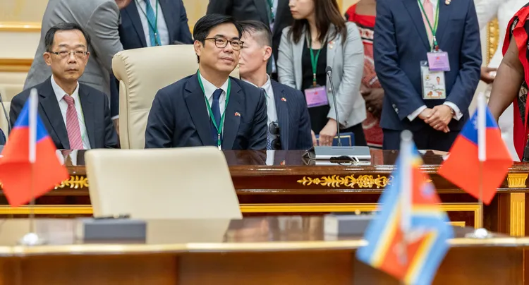 高雄市長陳其邁與史瓦帝尼王國首都姆巴巴內市簽署姊妹市協定。市府提供