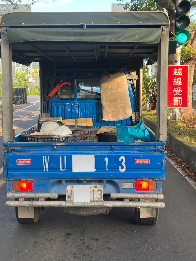 小貨車上載的東西，讓人聯想到高嘉瑜的枕頭。翻攝自路上觀察學院