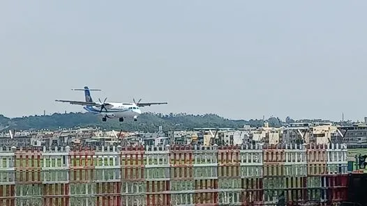 華信班機空中冒火，所幸平安降落小港機場。取自臉書「高雄機場航空器資訊交流」