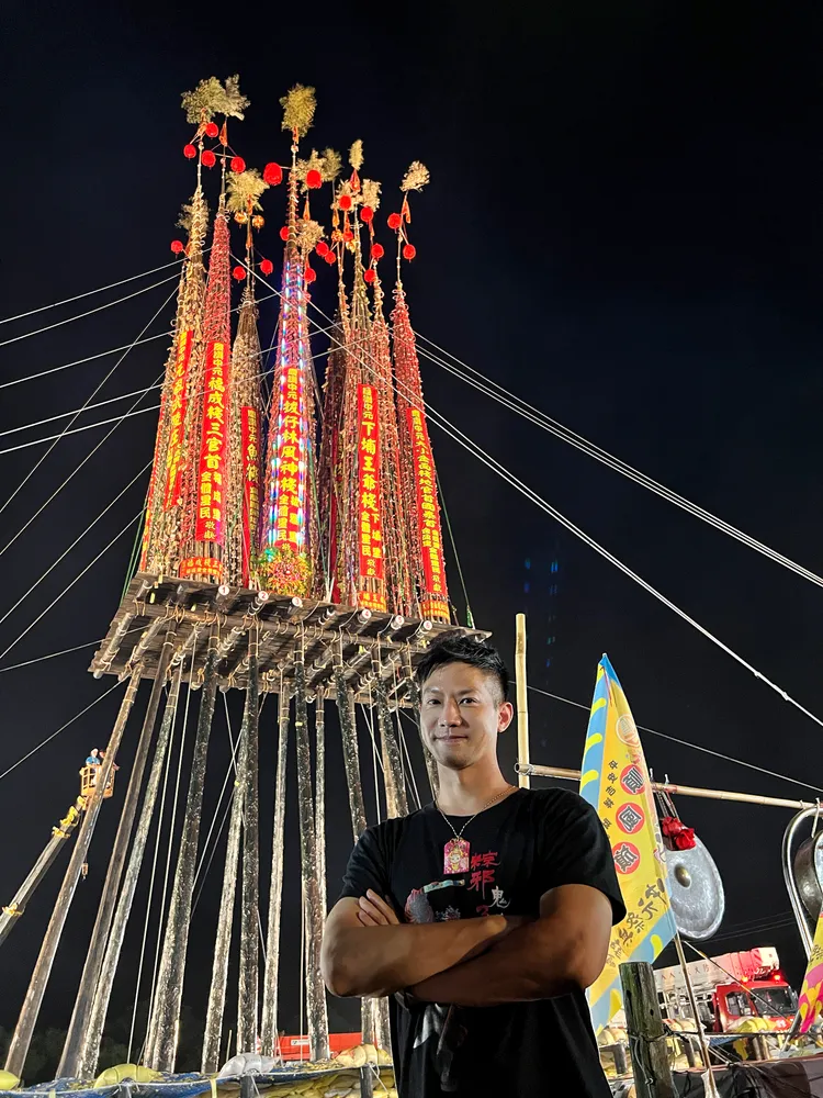 鄒承恩現場體驗搶孤文化。