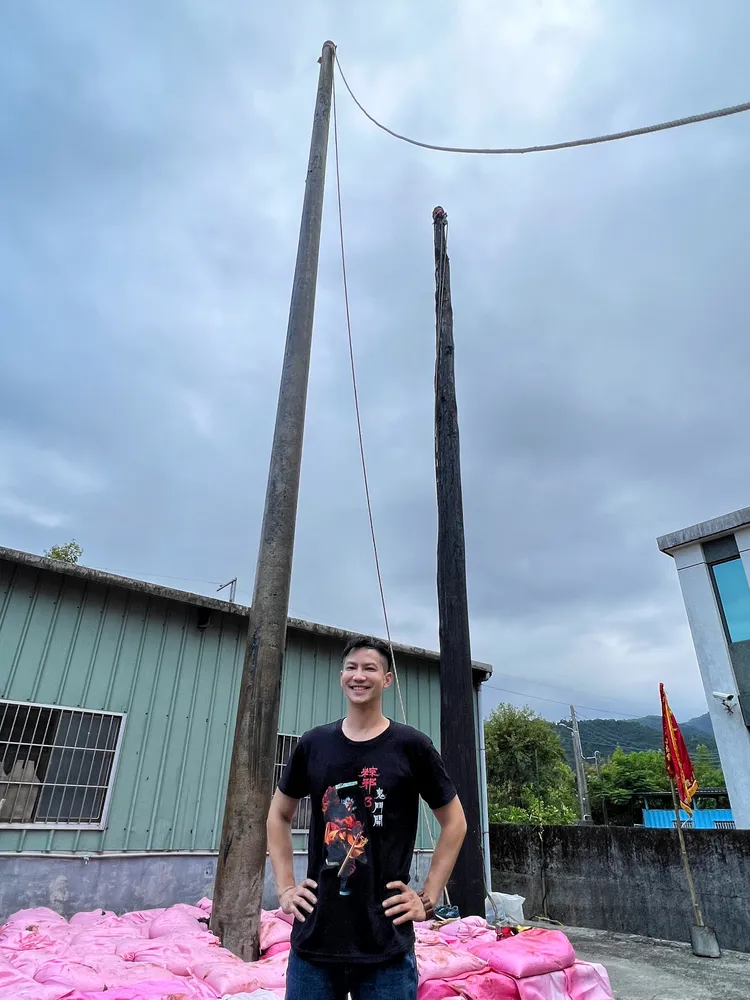 鄒承恩挑戰爬孤柱。旋轉娛樂提供