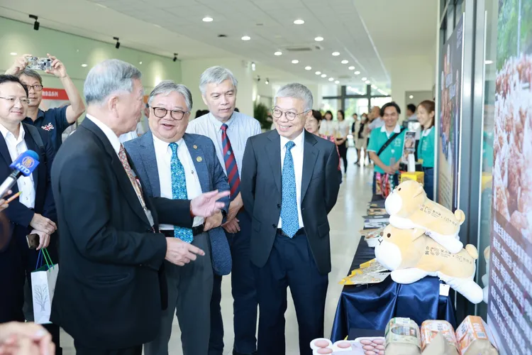 與會貴賓一同參觀福壽六大領域展示區。 