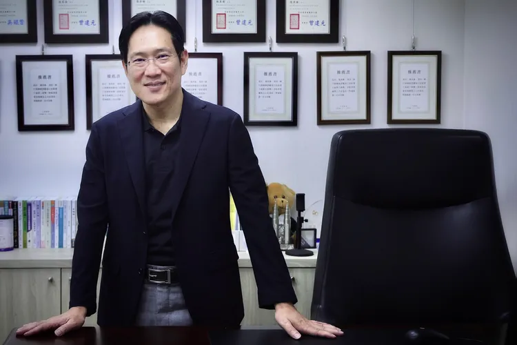 張其祿辦公桌後滿是優良評鑑證書。林林攝