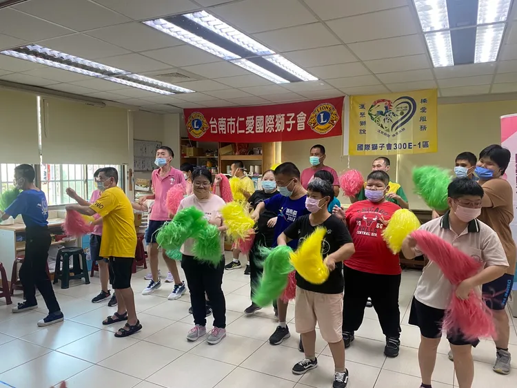 慢飛天使捐助活動上帶來表演，氣氛溫馨。王志弘攝