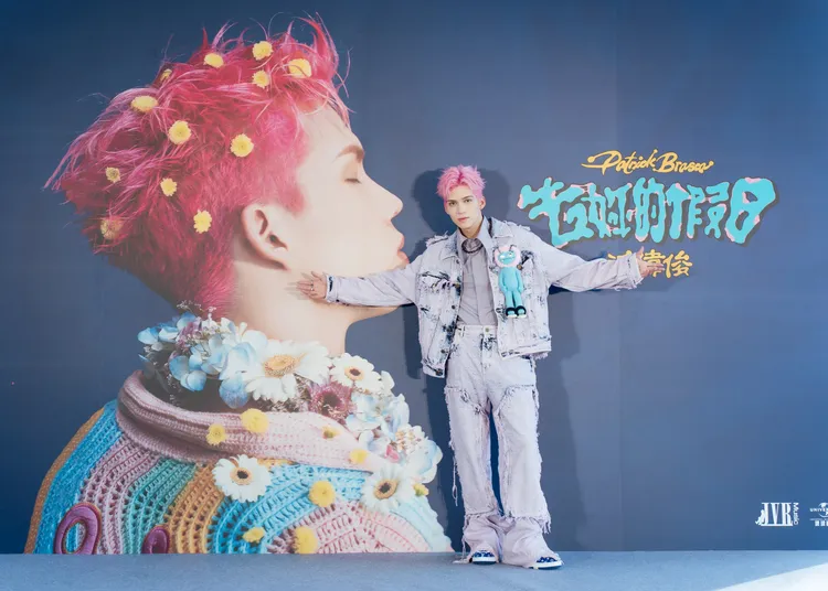 派偉俊承諾，如果專輯賣掉1萬張，要帶全場工作人員與媒體去日本玩。杰威爾提供