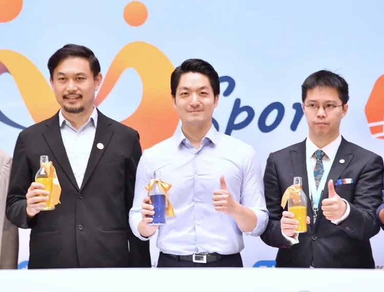 蔣萬安(中)今出席體育局記者會前接受聯訪回應登革熱疫情。圖左體育局長王泓翔，圖右資訊局長趙式隆。北市府提供