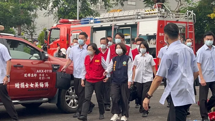 總統蔡英文23日趕赴屏東關切爆炸事故。屏縣府提供
