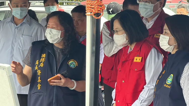 總統蔡英文聽取消防局簡報。縣府提供