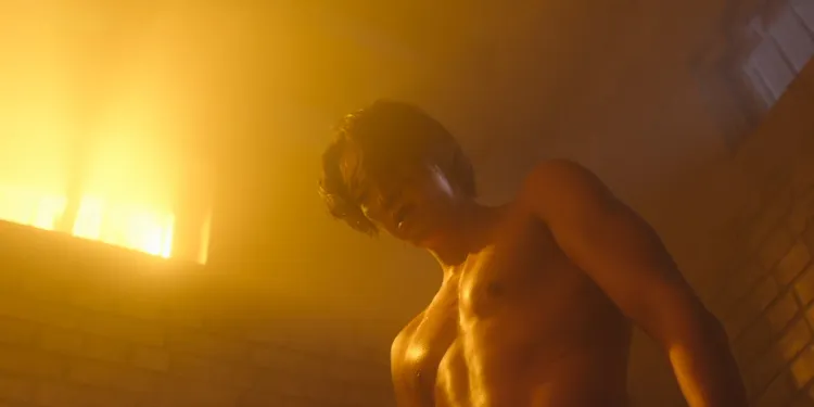 金英光劇中露出結實腹肌，放送養眼鏡頭。愛奇藝國際站提供