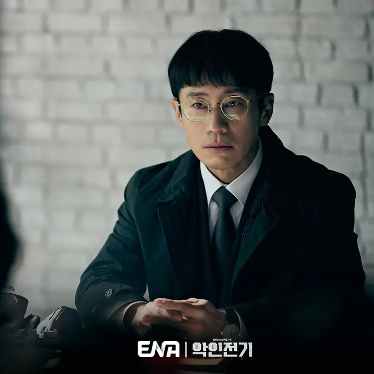 申河均飾演為了生活到處接案的律師。翻攝ENA