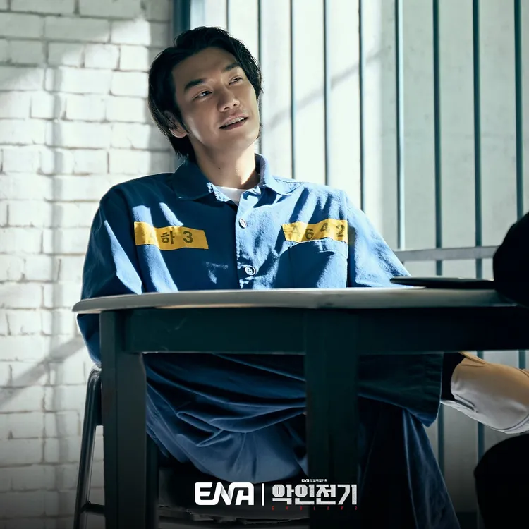 金英光轉型「惡人專業戶」，飾演幫派的副手。翻攝ENA