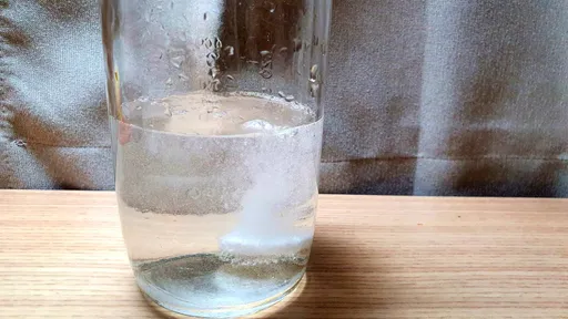 維他命C發泡錠當水喝 害糞檢失準!翁腹絞痛才知大腸癌