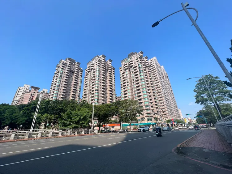 河堤社區中古屋已出現成交3字頭行情，對於新案挑戰4字頭難度不高。葉家銘攝