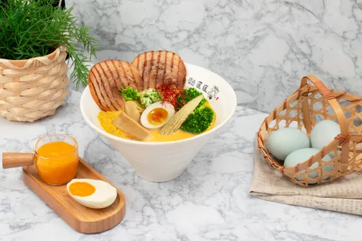台灣經典美食鹹蛋黃再進化！「鹹蛋黃金沙拉麵」中秋降臨！