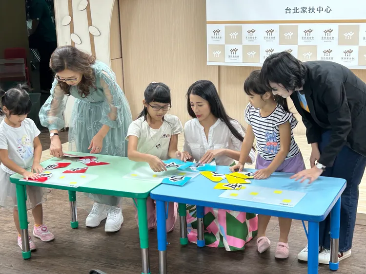 李蒨蓉（中）今天在公益活動上與小朋友玩遊戲。家扶基金會提供