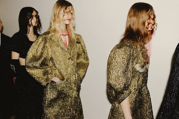 蝴蝶結元素貫穿全系列時裝。品牌提供