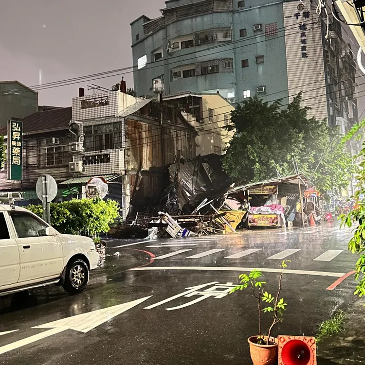 嘉義市蘭井街跟興中街口木造房屋倒塌。取自臉書「綠豆嘉義人」