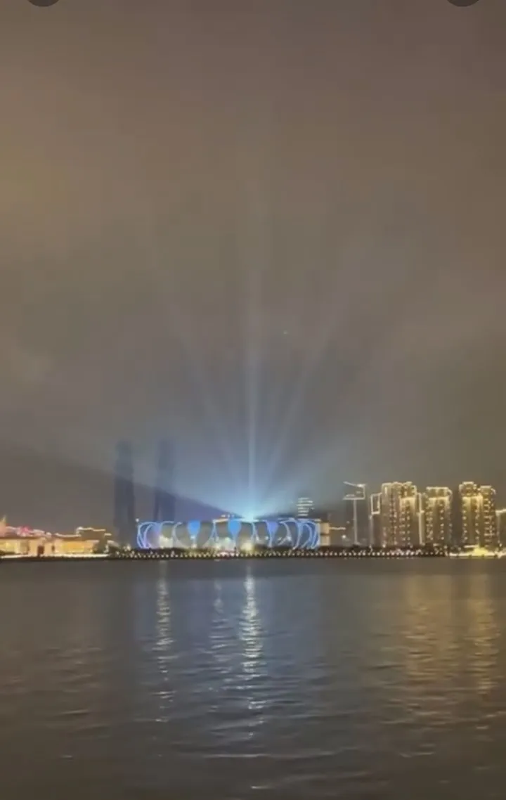 趕赴現場想觀賞杭州亞運開幕式煙火的民眾卻發現，對照直播有煙火，現場根本完全沒有。翻攝自推特