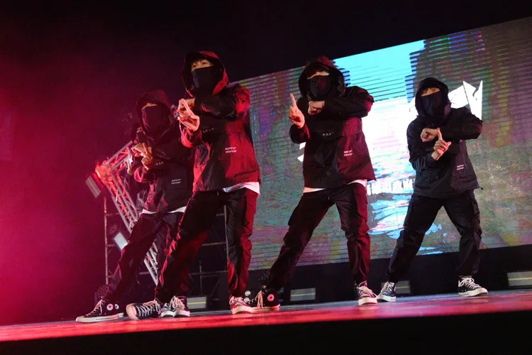 排舞賽學生組的冠軍「ROTK」，展現出熱情滿分的驚人舞技震驚全場。翻攝畫面