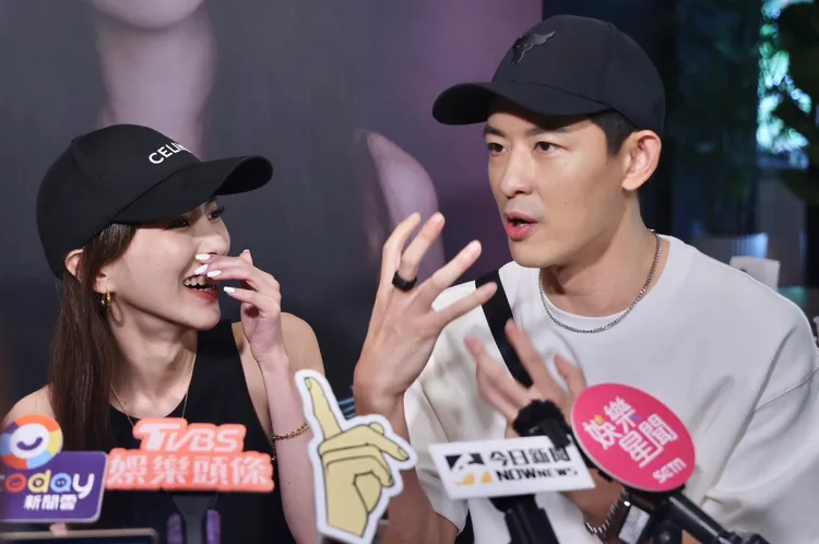 敖犬和女友發發同框。林林攝