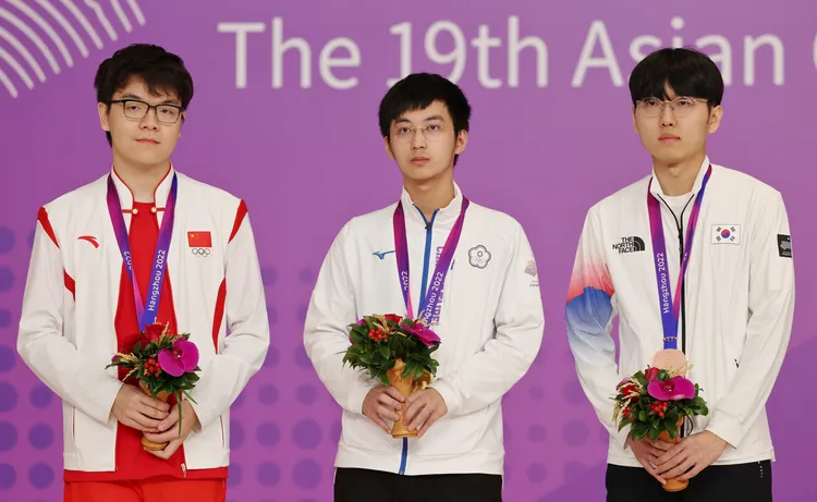 許皓鋐（中）奪金，中國柯潔（左）銀牌、南韓申真諝銅牌。新華社