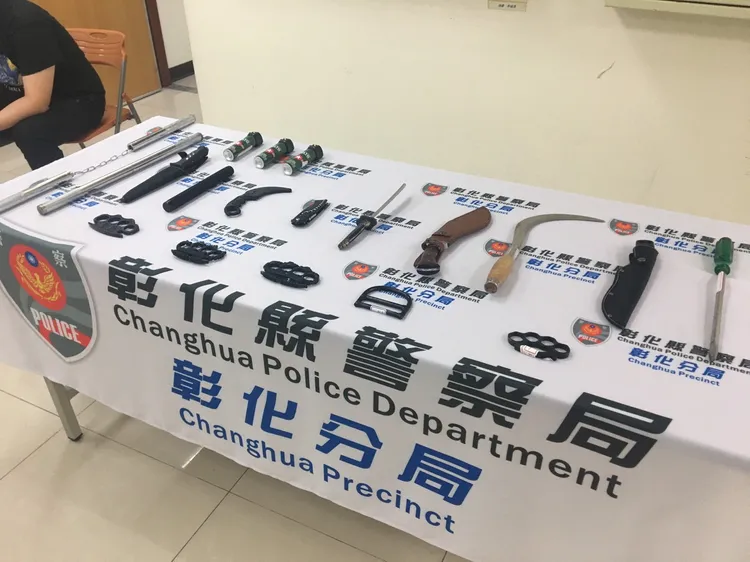 警方起出犯案用刀械、棍棒。民眾提供