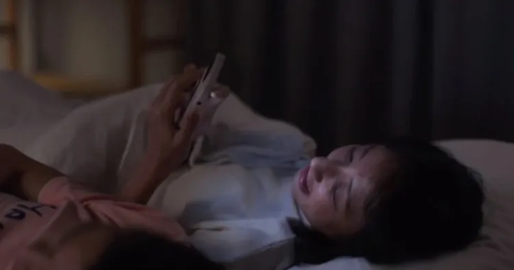 ▲經常在昏暗的燈光中看電視、手機，長時間會受到藍光傷害。