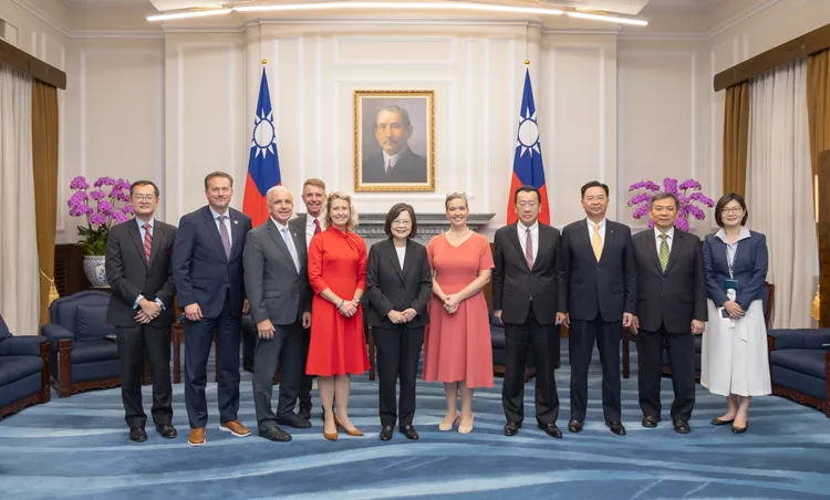 蔡英文和訪賓合影，AIT處長孫曉雅及外交部長吳釗燮等人陪同。總統府提供