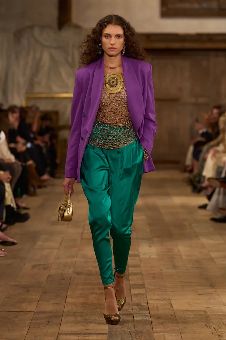 在經典剪裁注入前衛調性和浪漫格調。品牌提供