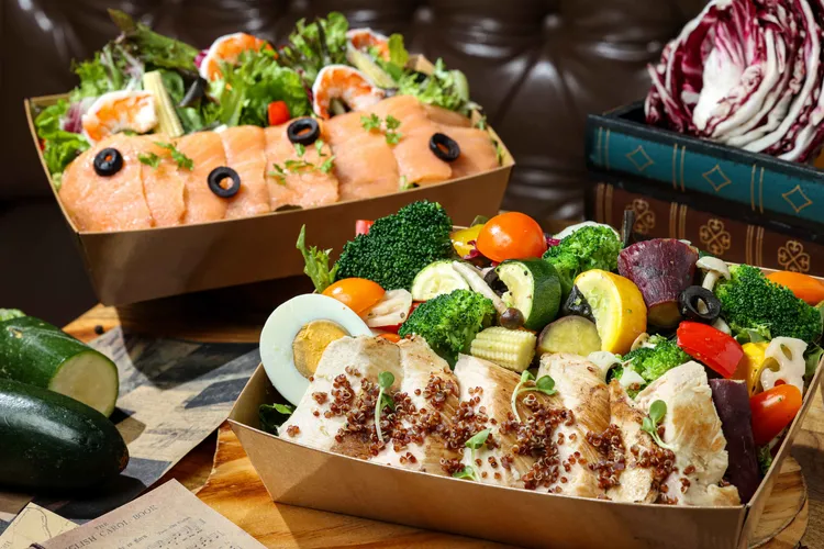義饗食堂鮮蔬高蛋白外帶輕食餐盒，提供「燻鮭魚鮮蝦佐檸檬油醋沙拉」及「香料舒肥雞胸黎麥佐胡麻沙拉」等兩款選擇。義饗食堂提供