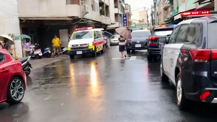 3輛警車、1輛救護車到場。讀者提供