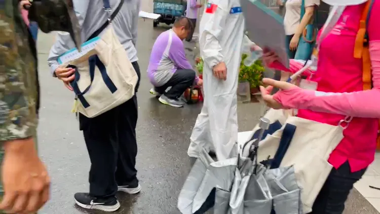 工作人員急忙逃出，幸未受傷。讀者提供