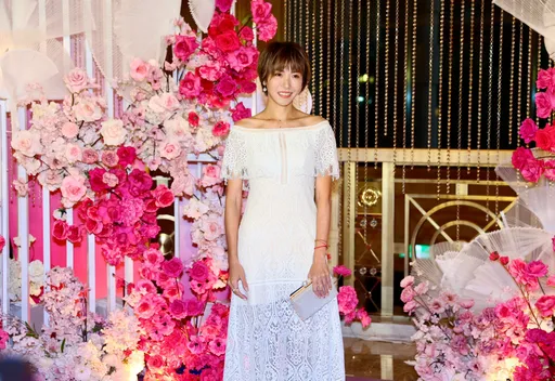 大牙出庭後現身婚宴 一聽「黑人」變臉閃開