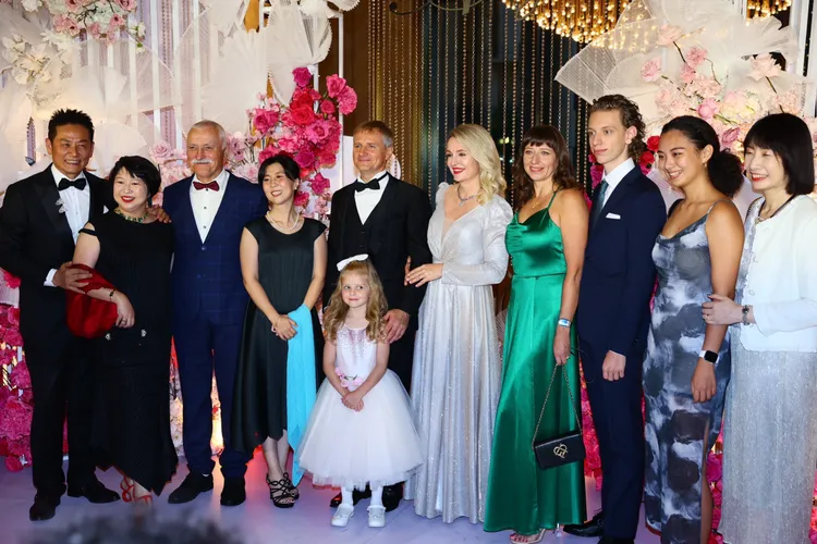 徐乃麟（左）和俄羅斯的親家們。彭欣偉攝