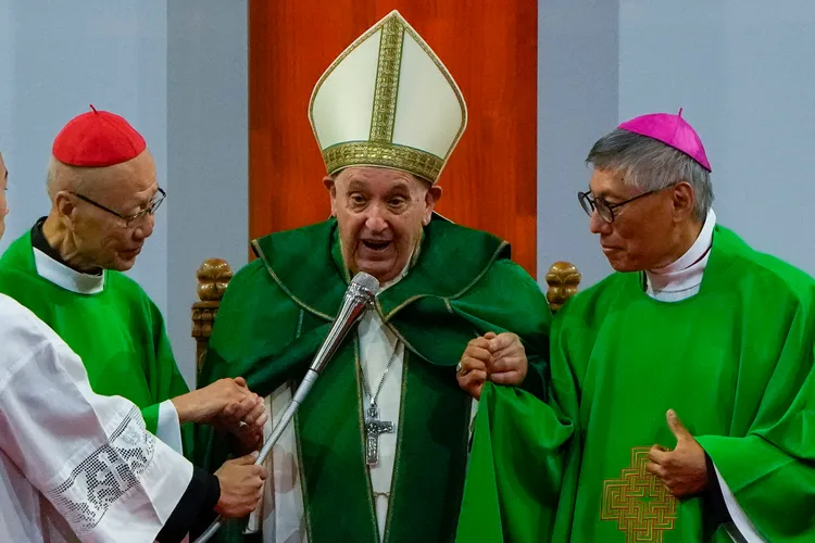 湯漢(左)與周守仁(右)從香港到蒙古參加教宗的彌撒。美聯社