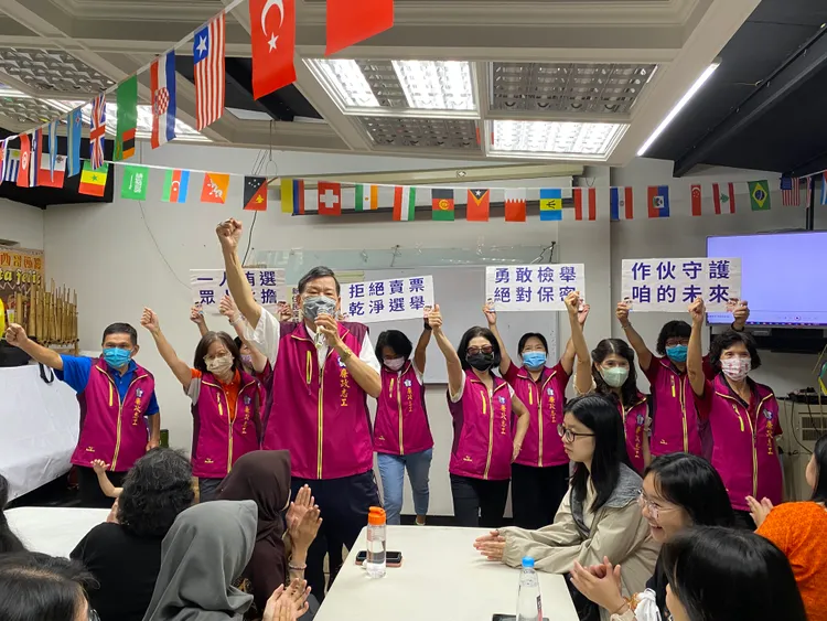 嘉義市政府政風處廉政志工團隊向新住民宣導杜絕賄選的重要性。翻攝畫面